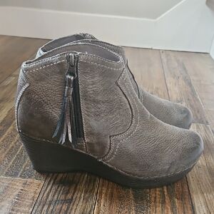 Dansko Charcoal Gray Pebbled Leather Ankle Booties With Tassel Side Zipper Sz 39